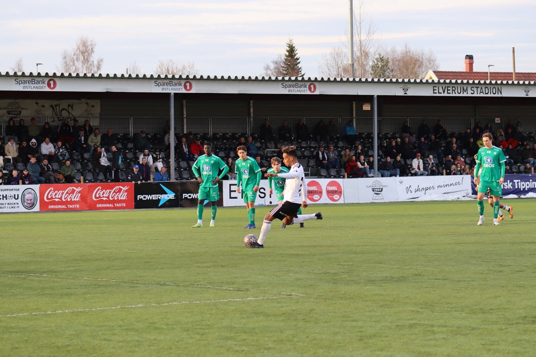 Nelsinho i kjent positur. Her mot HamKam 2 hjemme i 2024. Foto: Elverum Fotball