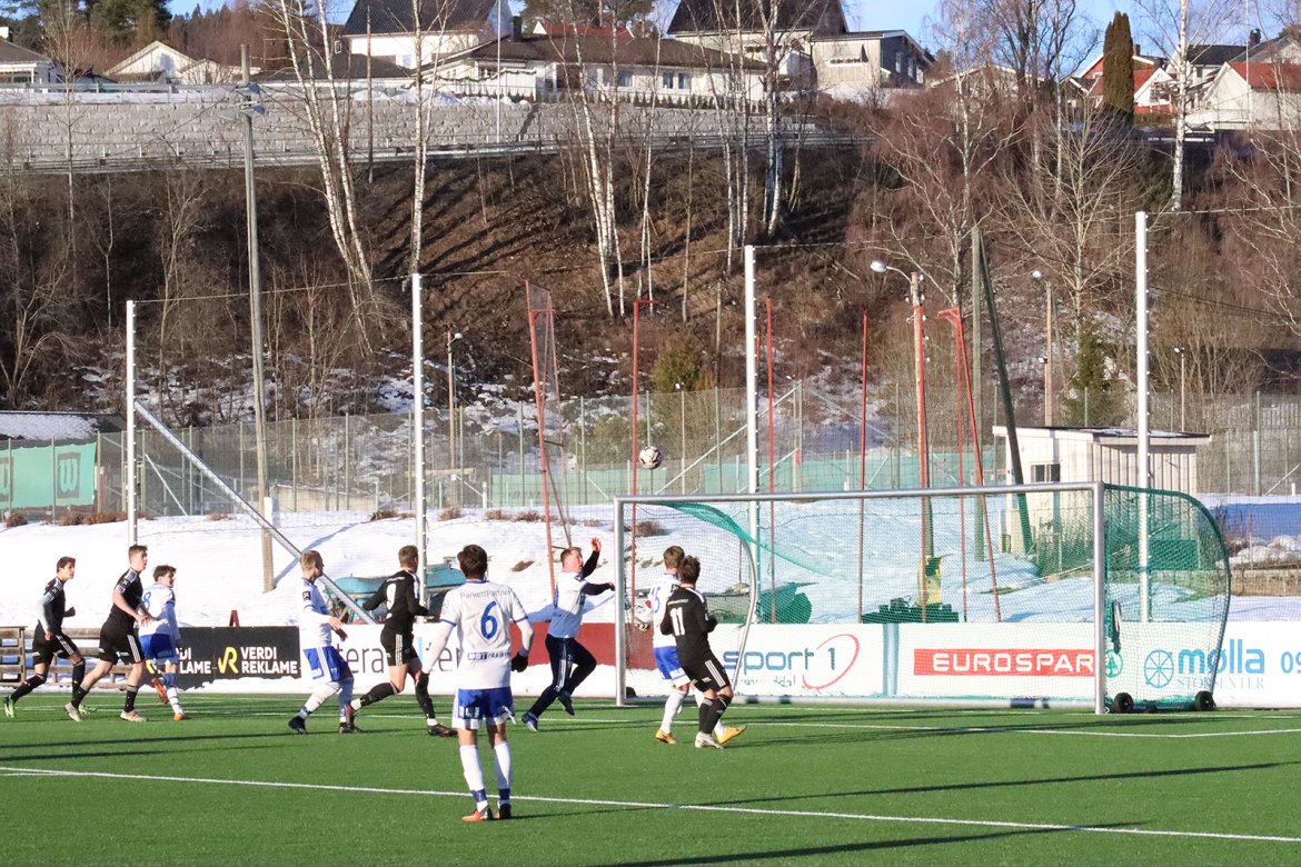 Javier sitt frispark blir stusset inn i mål! 1-2!